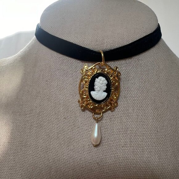 Black Velvet Ribbon Cameo Pendant Choker Victorian Style Costume Choker Necklace - Picture 1 of 12